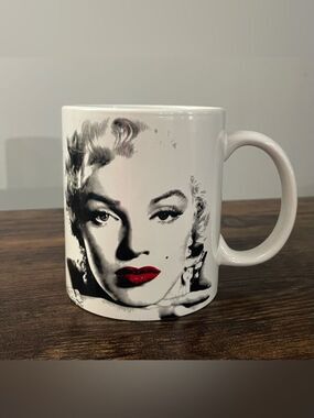 Marilyn Monroe ‘85 Vintage Radio Days Coffee Mug w/ Red Lips